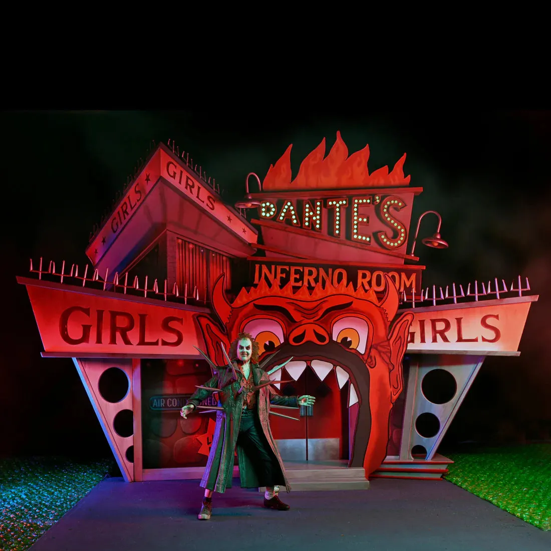 Beetlejuice (1988) - Ultimate Trench Coat with Spikes Beetlejuice 7" Scale Action Figure and Dante’s Inferno Room Deluxe Set - NECA